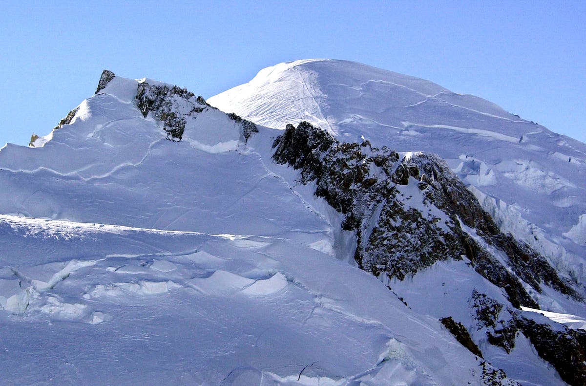 Лавина уби 2-ма скиори на Монблан. Турист във Френските Алпи също загина при падане