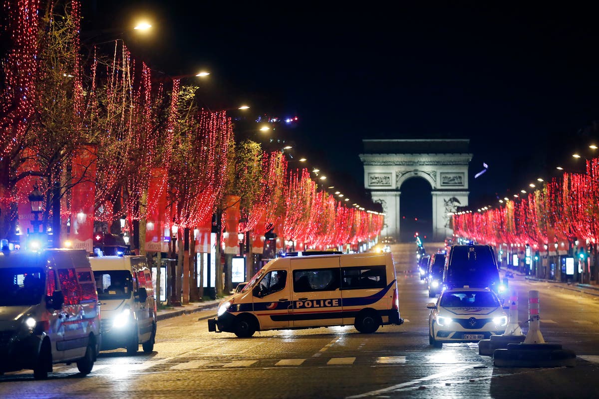 Франция засилва мерките за сигурност за новогодишната нощ, като ще бъдат мобилизирани 90 000 полицаи
