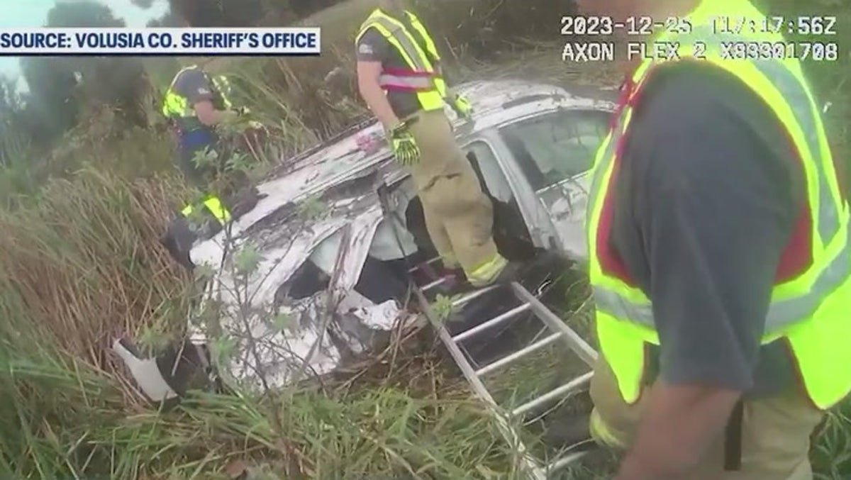 Christmas saved as presents pulled from crashed car by first responders 