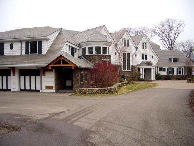 <p>Mansión de Dover, Massachusetts, donde aparecieron muertos tres miembros de una familia</p>