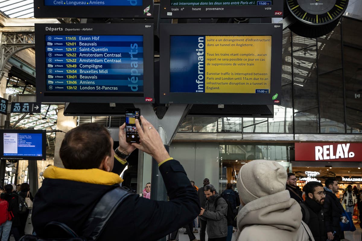 Caos nas viagens na véspera de Ano Novo, com centenas de trens cancelados e passageiros alertados contra viagens