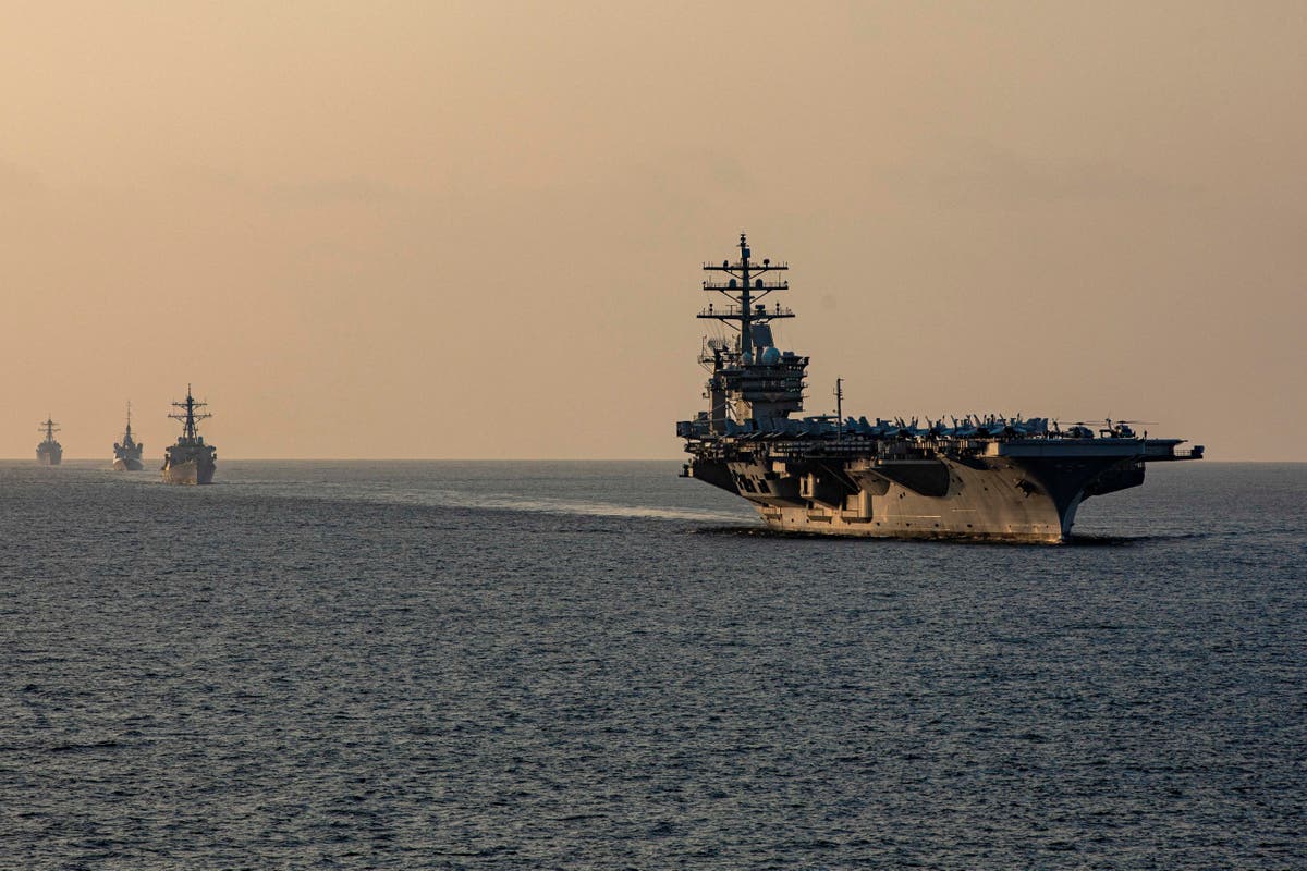 Хеликоптери на ВМС на САЩ унищожават лодки на хуси след опит за отвличане в Червено море