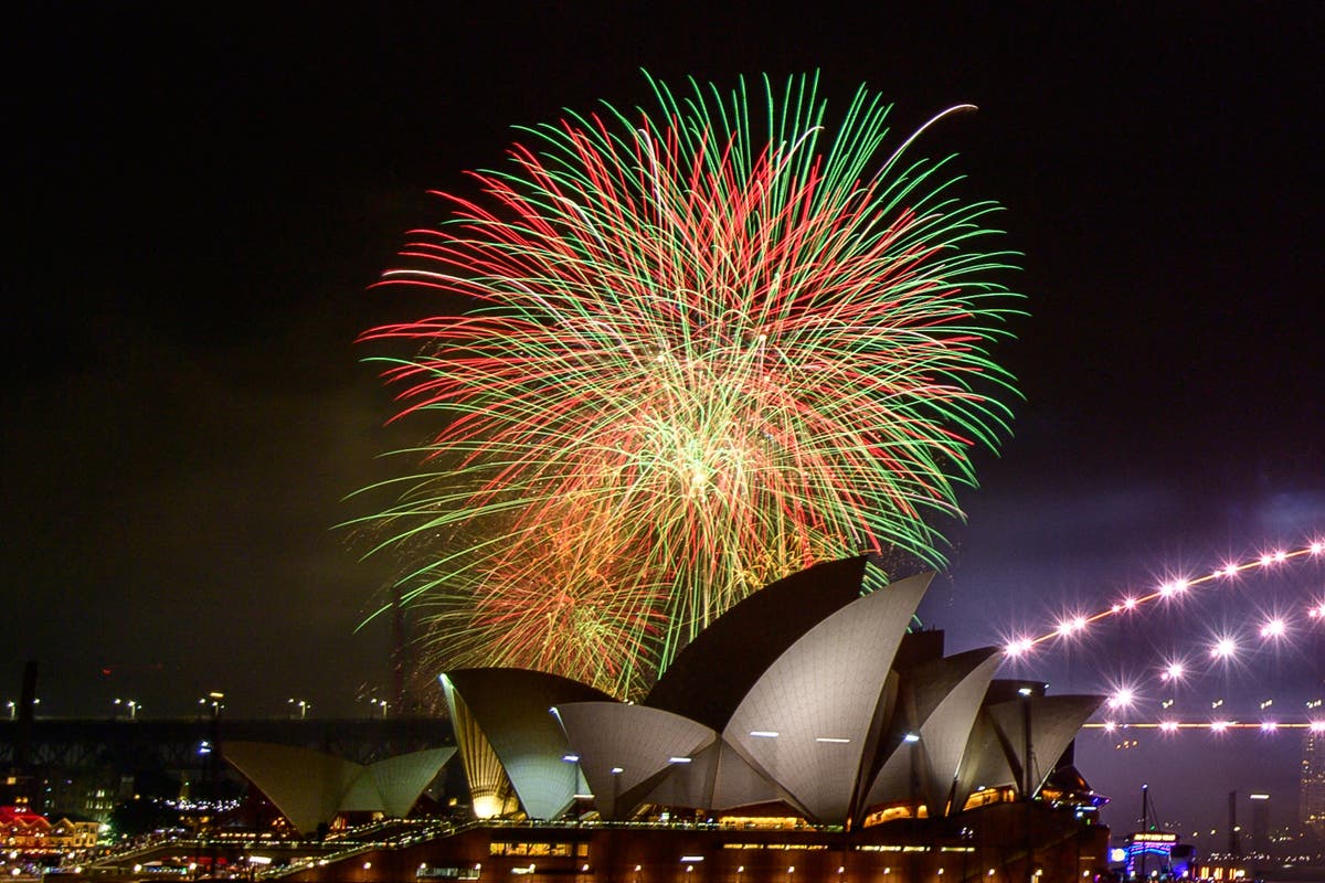 Capodanno dal vivo: Sydney dà il benvenuto al 2024 con uno spettacolo spettacolare mentre milioni di persone guardano i fuochi d'artificio a Londra