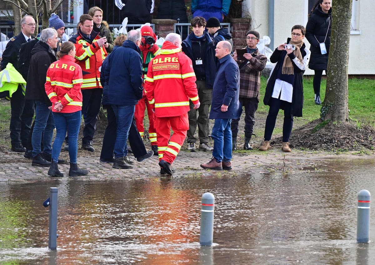 Германският канцлер обикаля наводнените региони на северозапад, хвали властите и доброволците