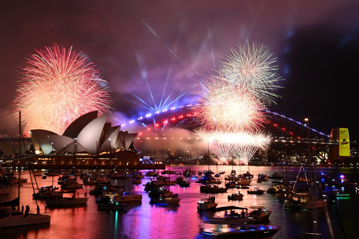 Silvester live: Sydney begrüßt das Jahr 2024 mit einem spektakulären Spektakel, während Millionen Menschen in London das Feuerwerk verfolgen