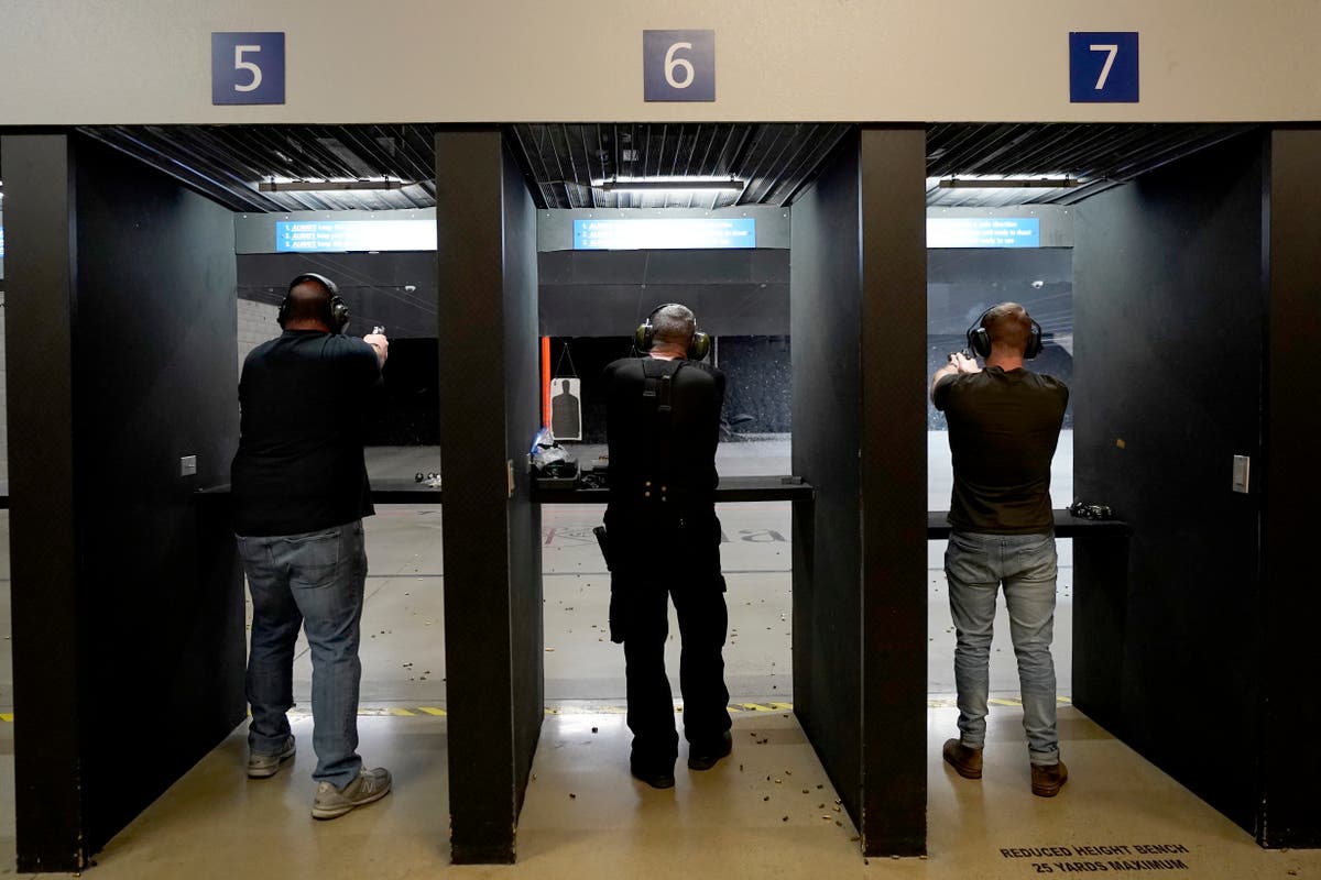 Калифорнийският закон, забраняващ повечето огнестрелни оръжия на обществени места, влиза в сила, тъй като правната битка за него продължава