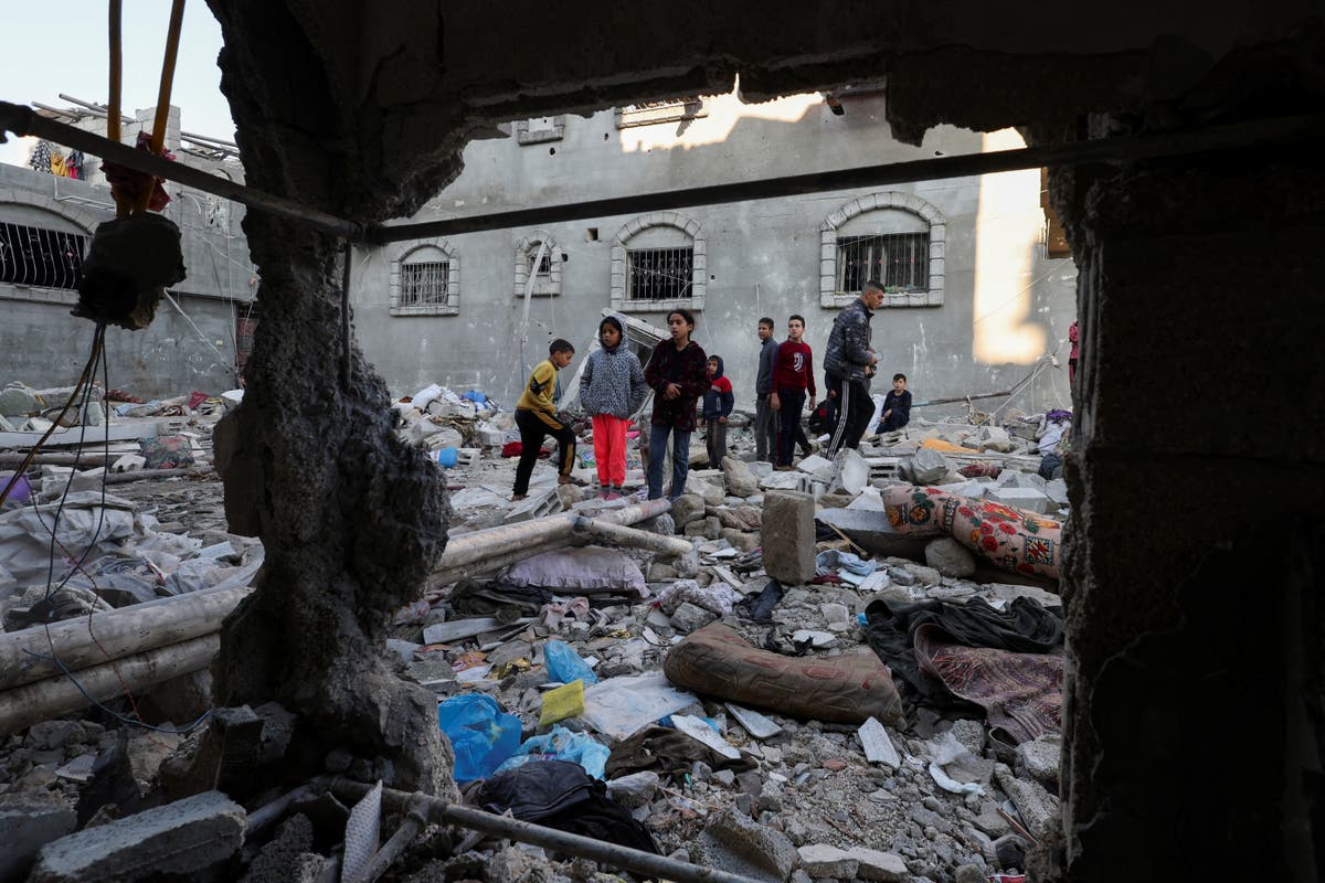Израелската бомбардировка тласка още палестинци в южната част на Газа: „Това не е живот“