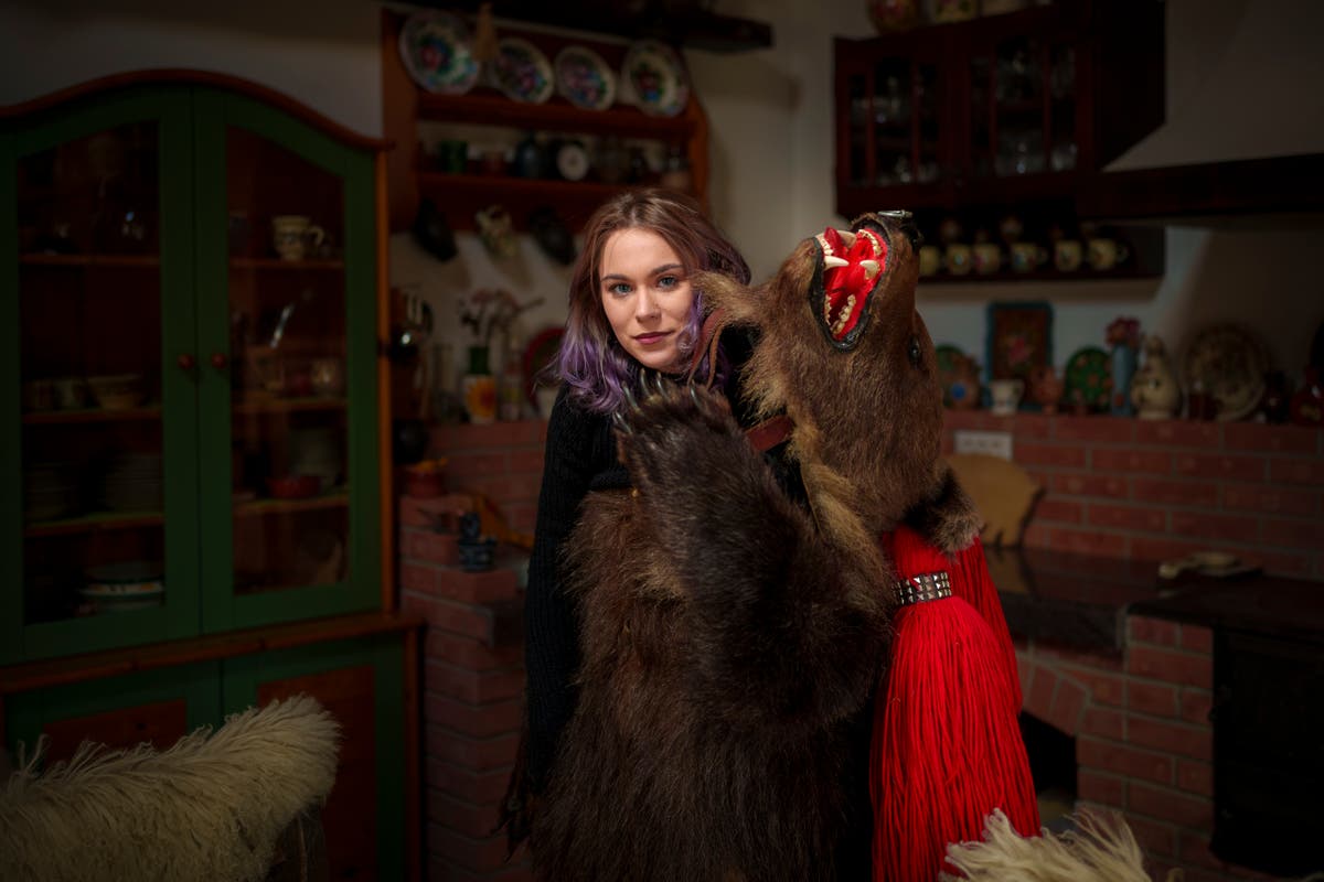 СНИМКИ AP: Танцът с мечките продължава да съществува като уникален обичай в Румъния