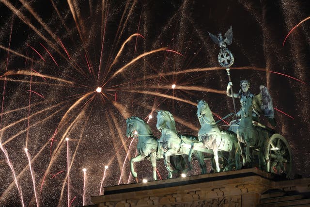 <p>Fireworks explode over the Brandenburg Gate at midnight on New Year’s Day, 1 January 2024 in Berlin, Germany</p>