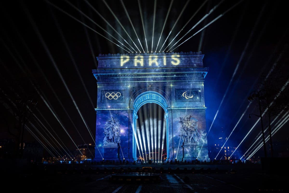 Страната-домакин на Олимпиадата Франция вижда по-малко безредици в новогодишната нощ, тъй като празнува настъпването на 2024 г.