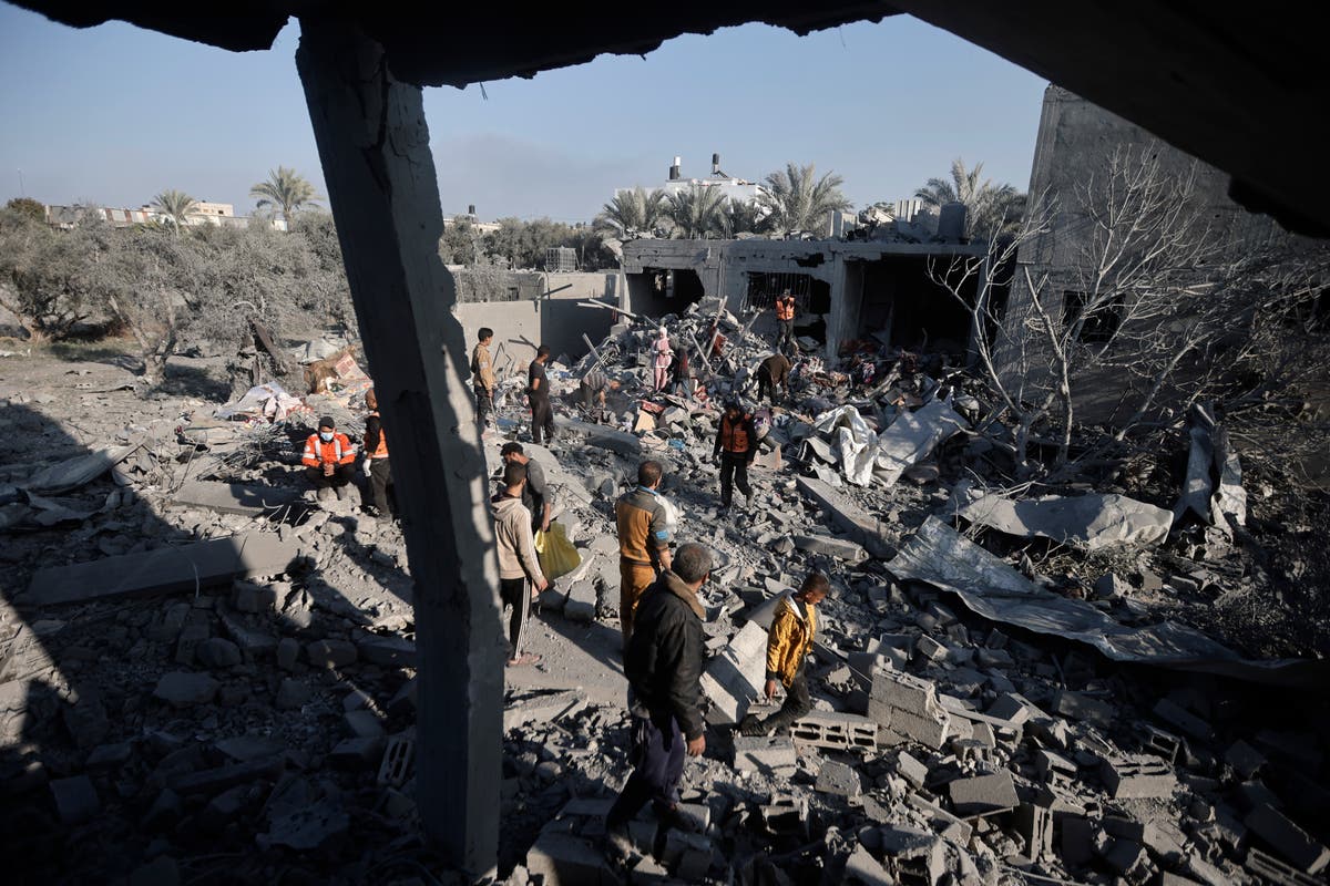 Боеве в южния град Газа, след като Израел каза, че изтегля хиляди войници от други райони