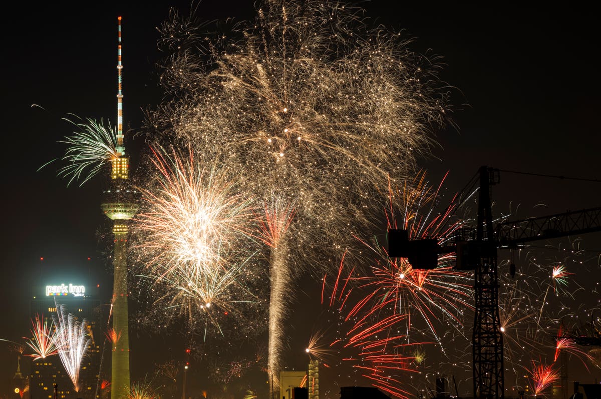 Полицията казва, че Берлин отбелязва новогодишната нощ с по-малко насилие, отколкото преди година, въпреки задържането на 390