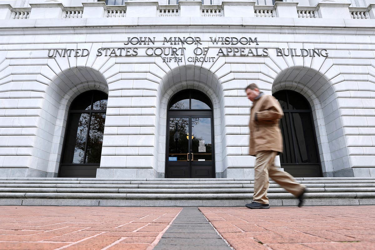 5 ти окръжен апелативен съд на САЩ предостави временно административно спиране