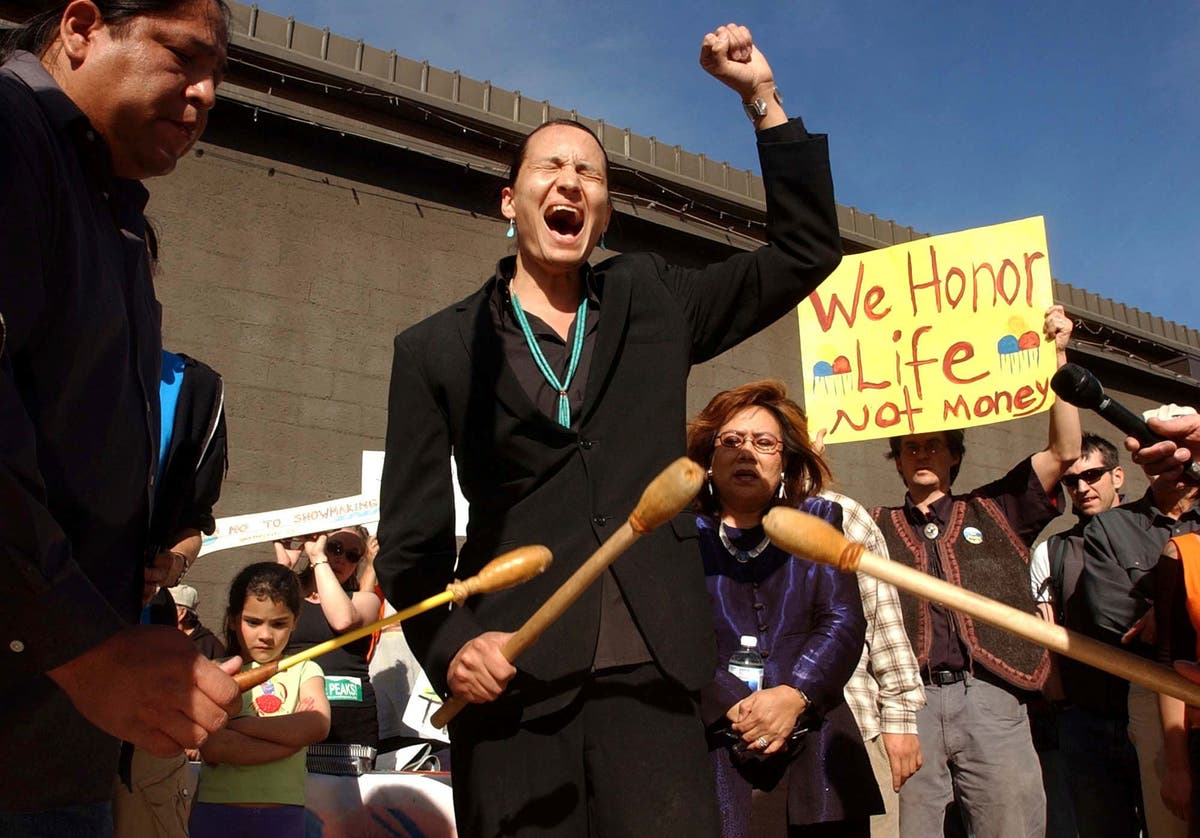 Клий Бенали, защитник на навахо на коренното население и екологичните каузи, почина във Финикс