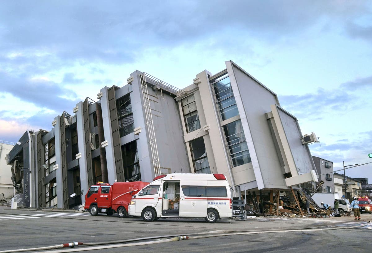Мощни земетресения оставиха най-малко четирима жертви, разрушиха сгради по западното крайбрежие на Япония