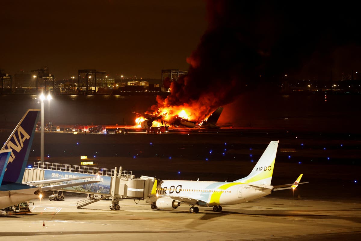 حريق طائرة يابانية على الهواء مباشرة: فقد خمسة من خفر السواحل بعد تحطم طائرة الخطوط الجوية اليابانية في مطار طوكيو