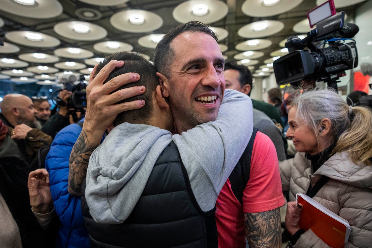 Испанец, затворен в Иран, след като посети гроба на Махса Амини, пристига у дома след освобождаване