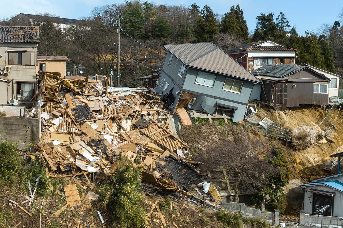 日本の地震：救助隊が閉じ込められた生存者の救出に急ぐ中、少なくとも55人が死亡