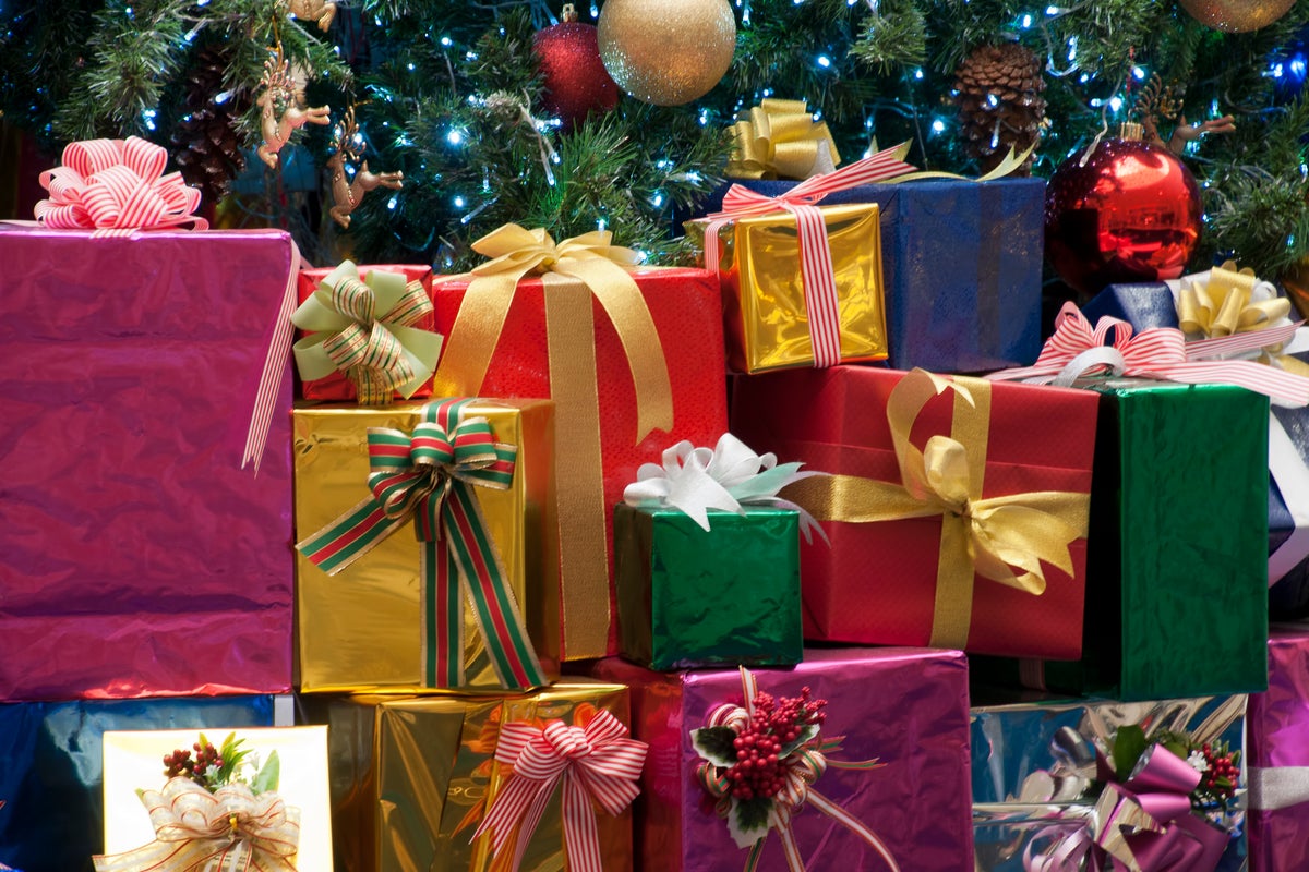 People defend family member who is withholding Christmas presents over prank