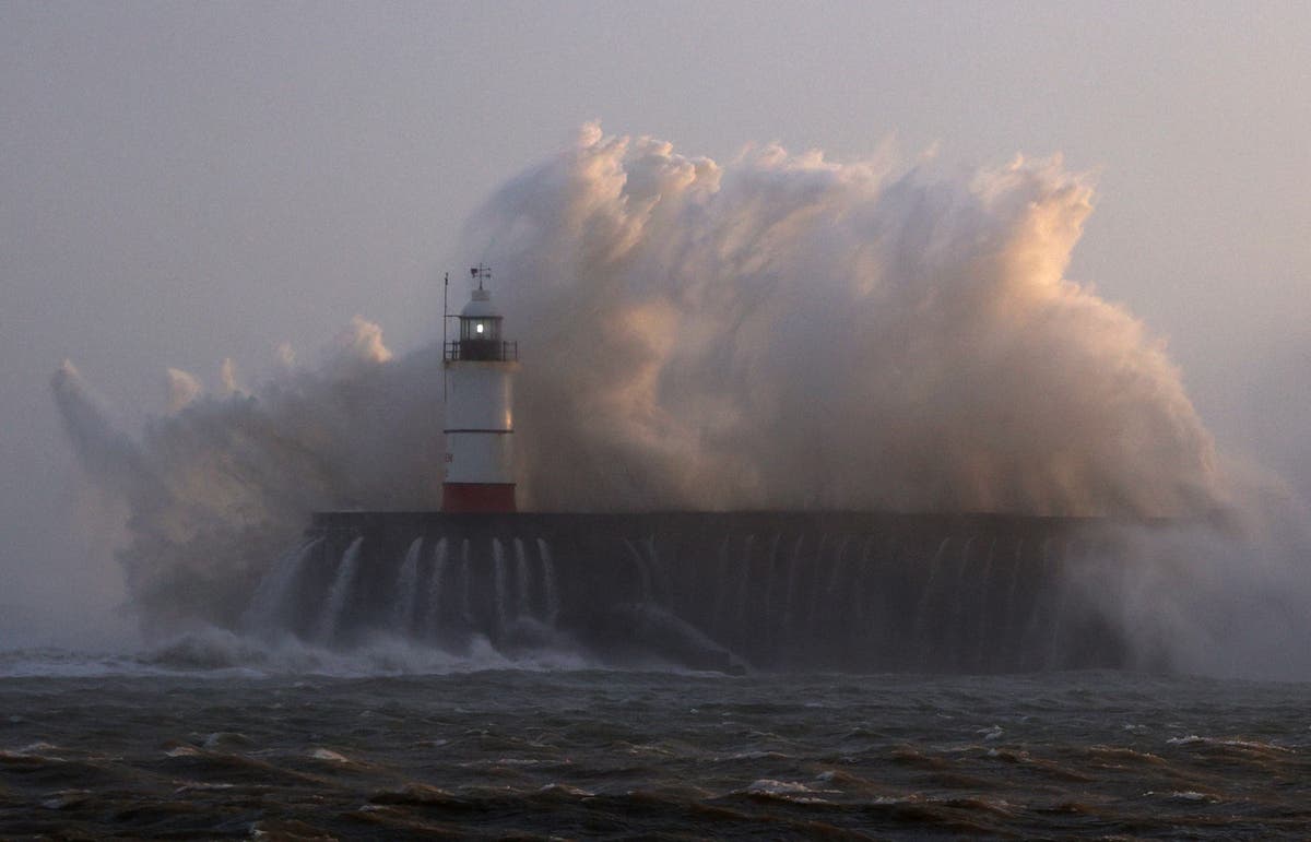 Storm Henk LIVE: 300 flood warnings issued as 100mph winds cause travel chaos