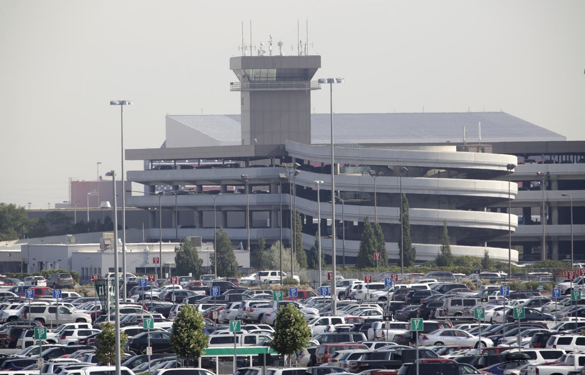 Мъж е открит мъртъв на летището в Солт Лейк Сити, след като се е качил в реактивен двигател