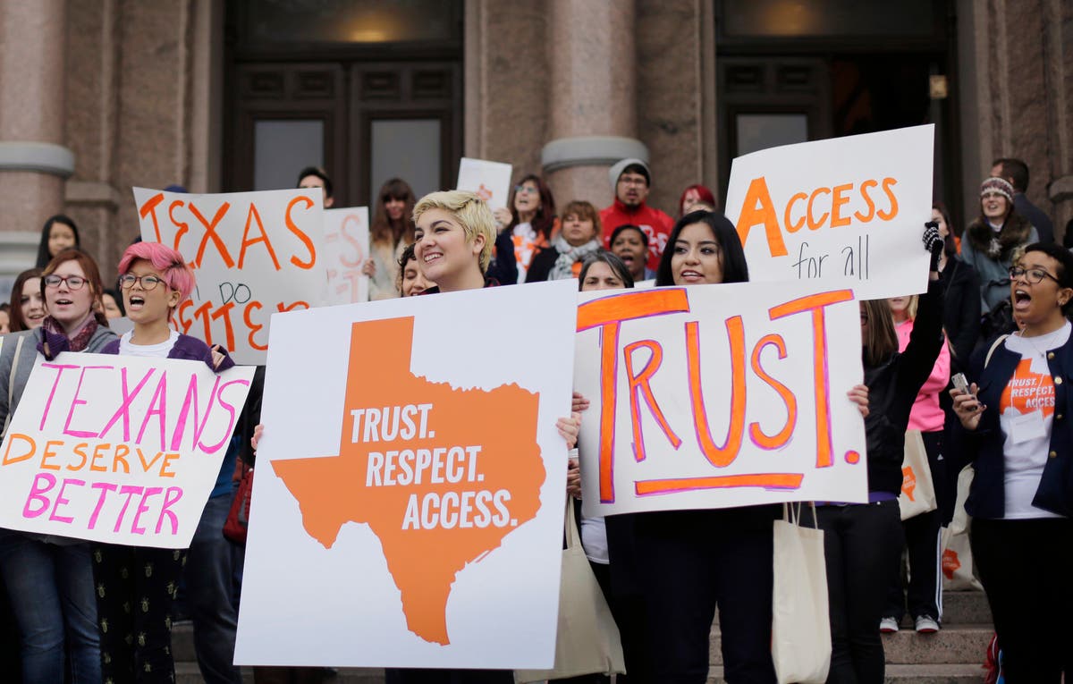 В случая с Тексас федералният апелативен панел казва, че абортите при спешни грижи не се изискват от закона от 1986 г.