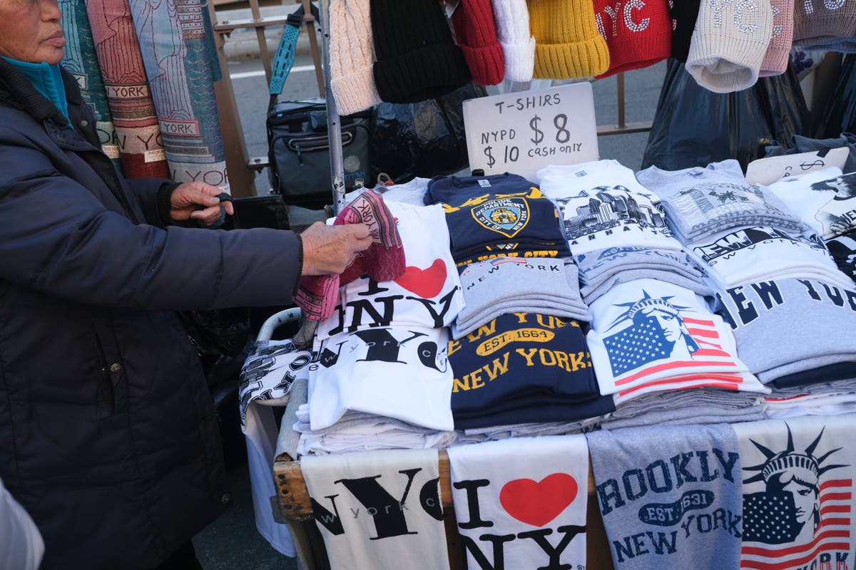 Продавачи на сувенири наводниха Бруклинския мост. Сега градът ги забранява