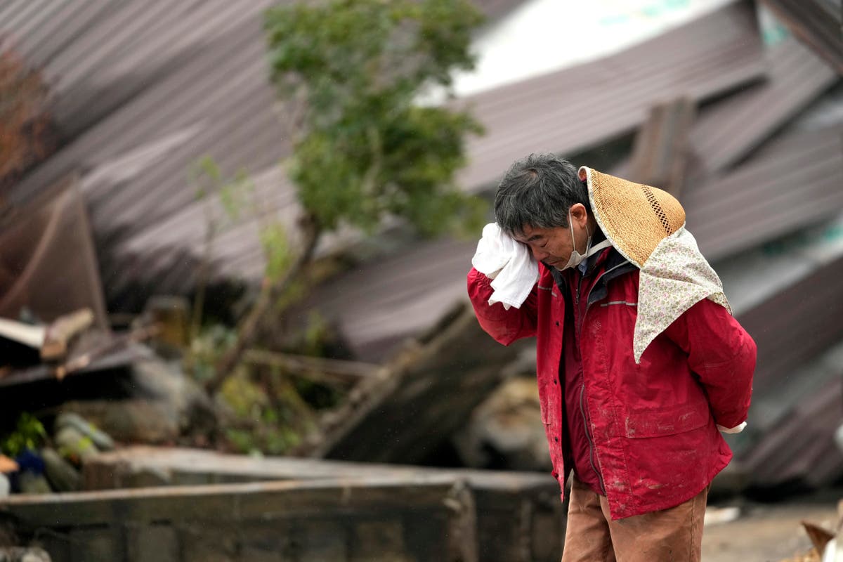 Спасителите се надпреварват с времето в търсене на оцелели в Япония след мощни земетресения, оставили 62 жертви