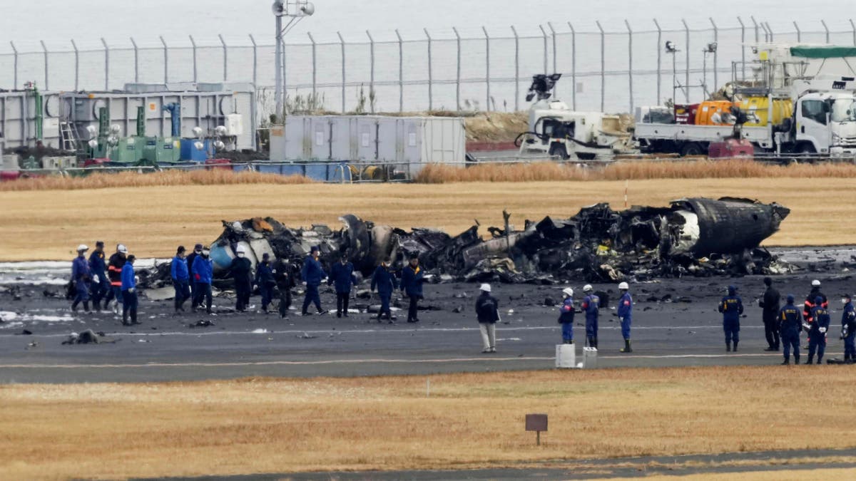 Японски транспортни служители и полиция започват разследване на място след фатална катастрофа на пистата в Токио