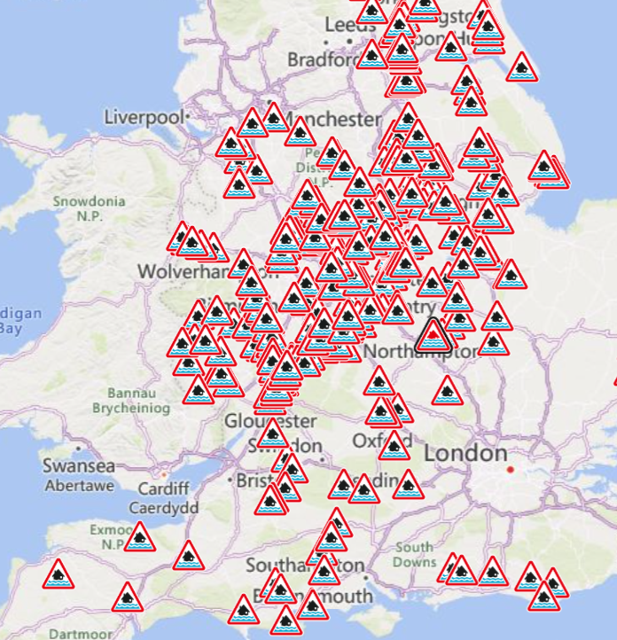 Картографирано: Обединеното кралство засегнато от повече от 600 предупреждения и сигнали за наводнения след пороите от бурята Хенк