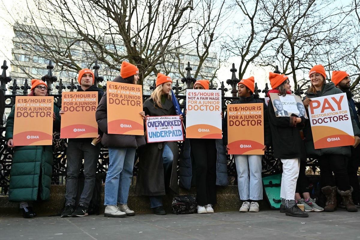 Just one in three back doctor strikes, poll shows as Streeting warned he ‘cannot afford to lose’