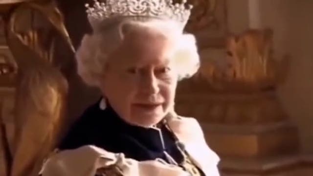 <p>Queen Elizabeth scolds photographer after being asked to remove crown in resurfaced clip.</p>