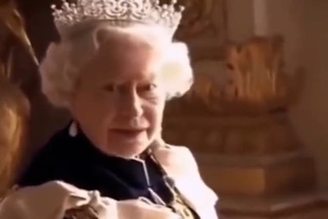 <p>Queen Elizabeth scolds photographer after being asked to remove crown in resurfaced clip.</p>