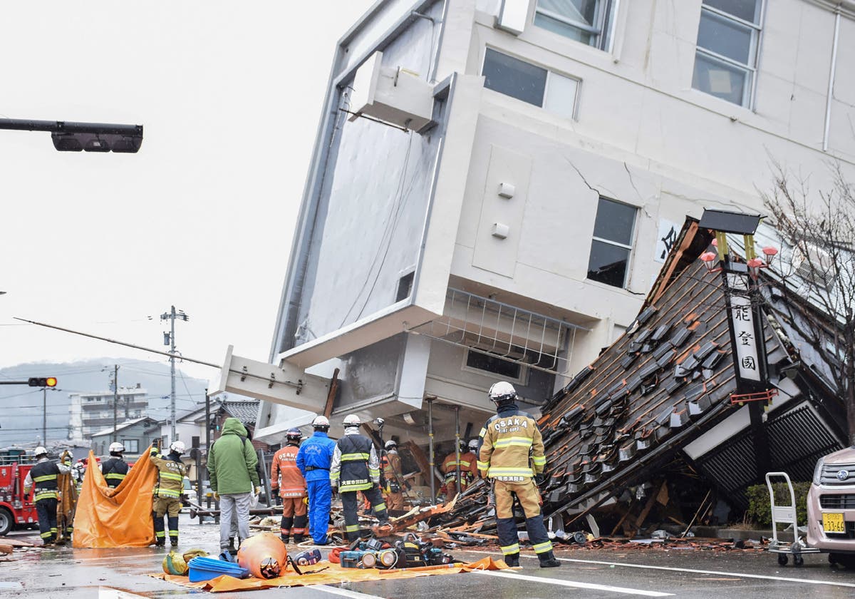 重要な72時間の猶予期間が閉まる中、日本の地震で閉じ込められた人々を救うために救助隊が急行