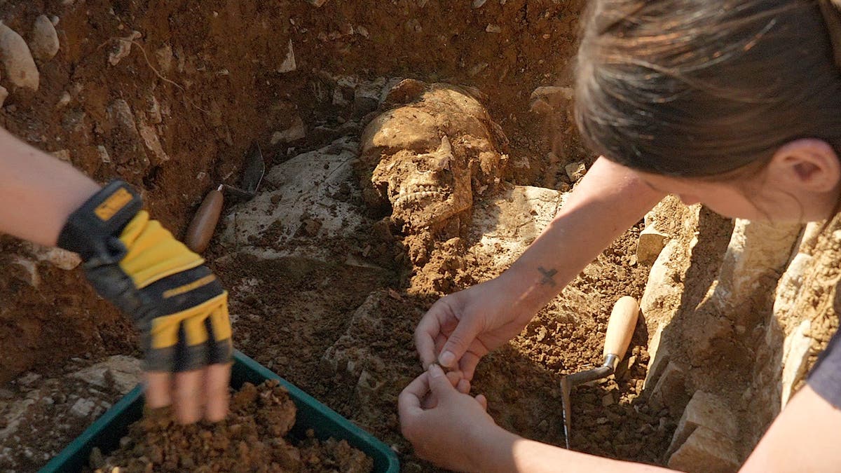Някои необичайни артефакти бяха открити от мястото включително 18 гроба