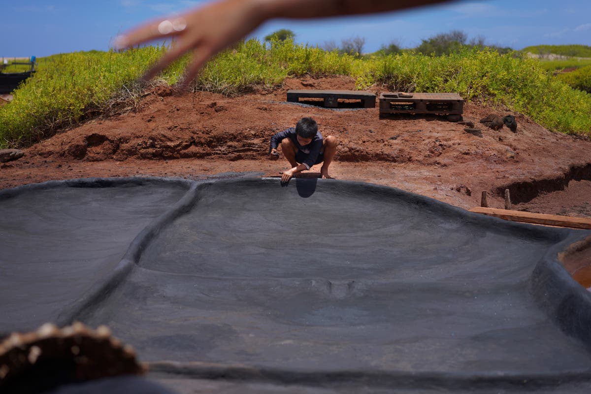 Местните хавайски производители на сол се борят с изменението на климата и замърсяването, за да защитят една свещена традиция