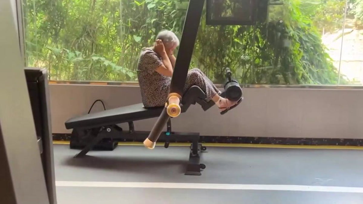 Grandmother, 80, effortlessly performs bench sit-ups in gym