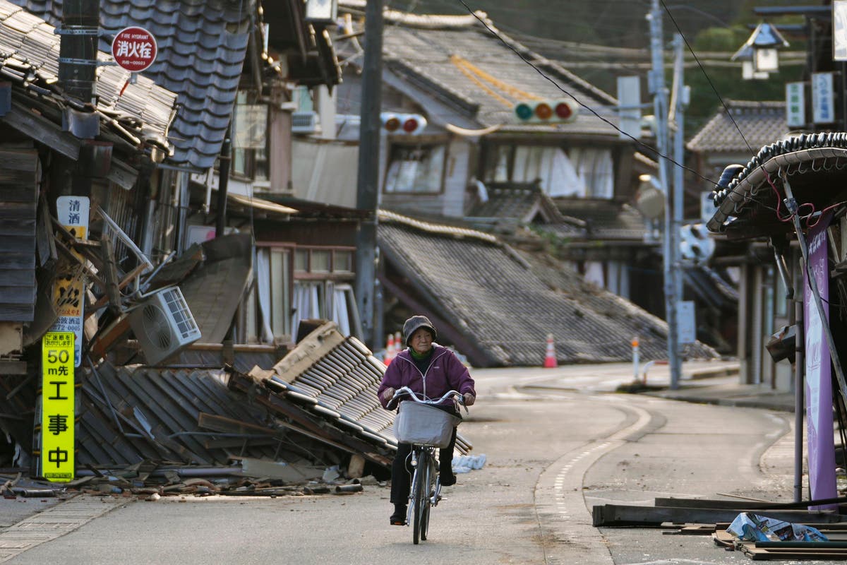 Снимки на AP: Издирването продължава за оцелели от земетресението, докато Япония скърби за изгубените животи