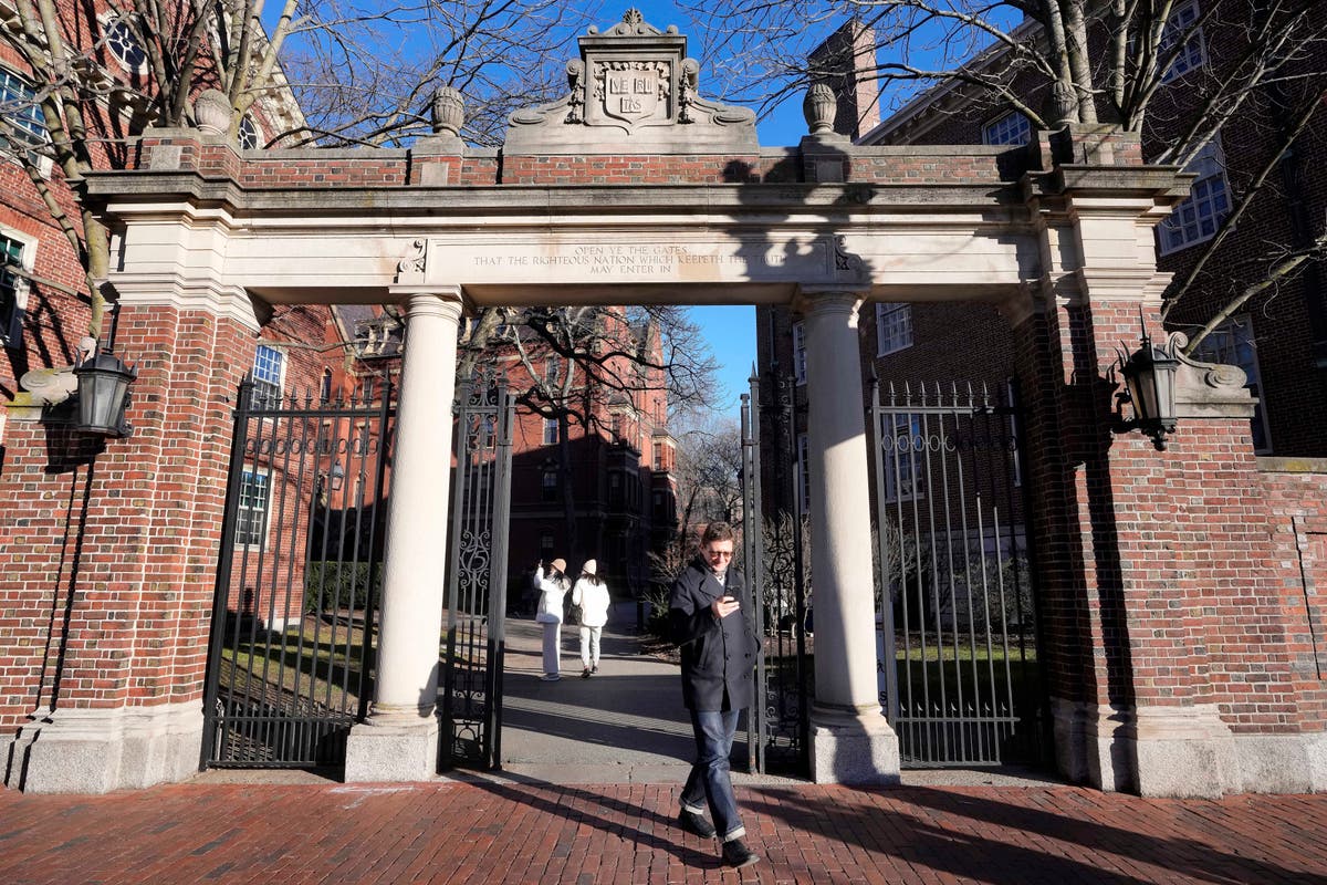 Харвард се стреми да преодолее огнената буря, предизвикана от оставката на президента на училището Клодин Гей