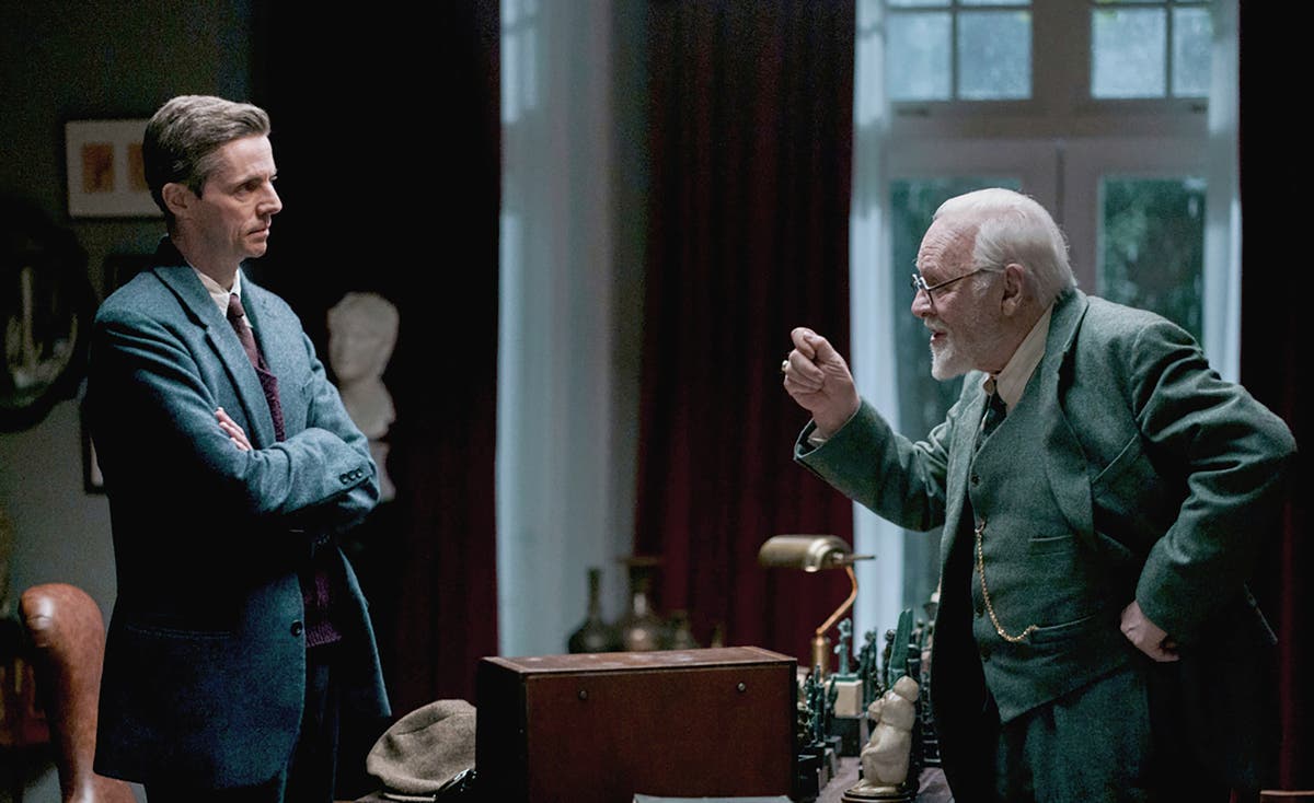 Преглед на филма: Антъни Хопкинс блести в „Последната сесия на Фройд“