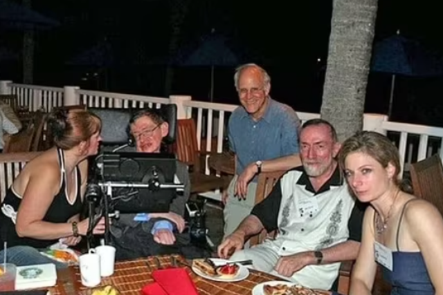 <p>Stephen Hawking visitó la isla de Epstein en 2006  </p>