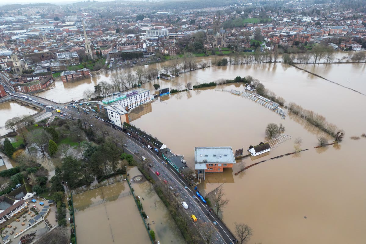 Major incident declared amid widespread flooding in England The