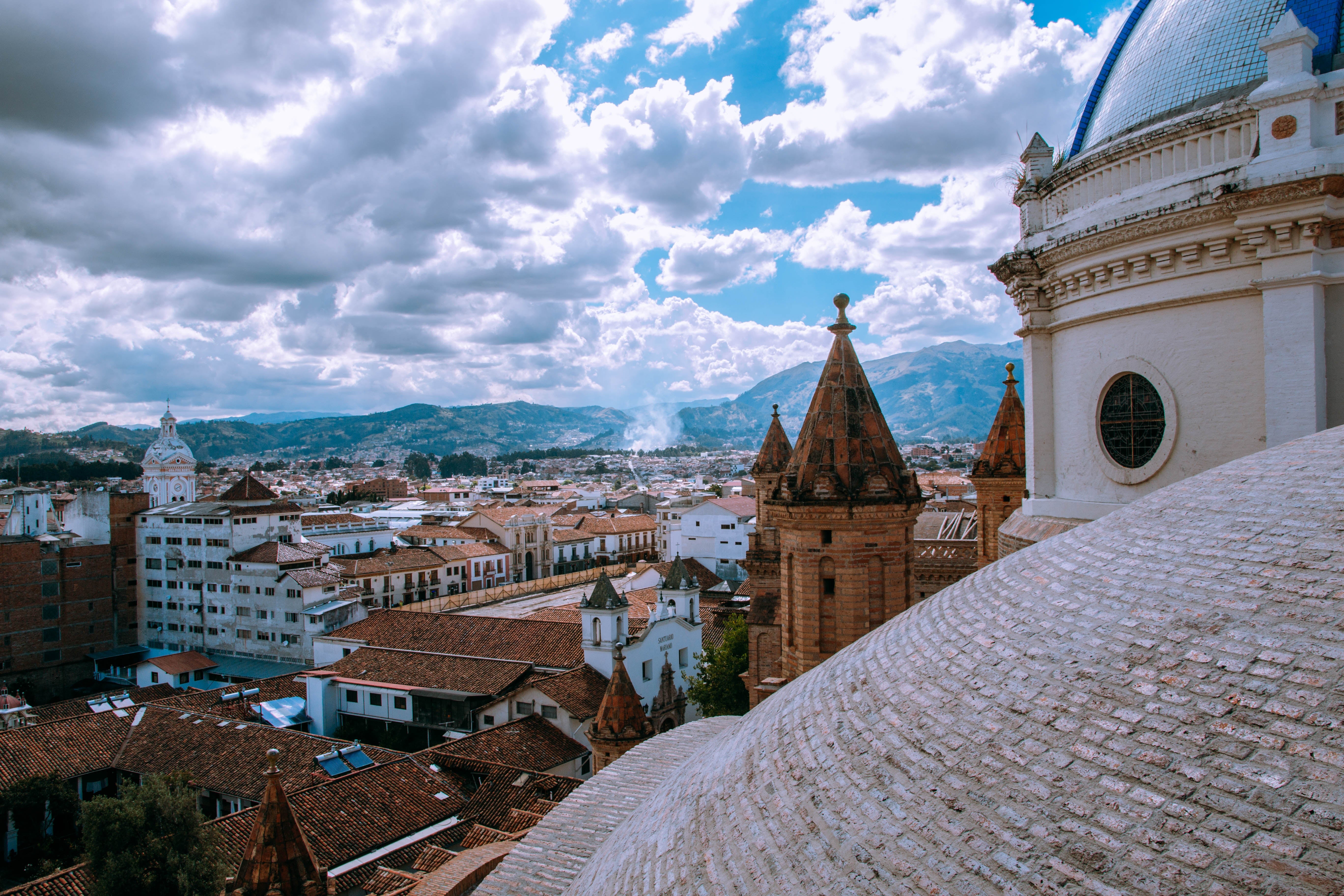 Cuenca owes its great climate to its close proximity to the Equator (around 200 miles)