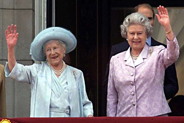 <p>Queen Elizabeth II alongside the Queen Mother on the balcony of Buckingham Palace in August 2000</p>