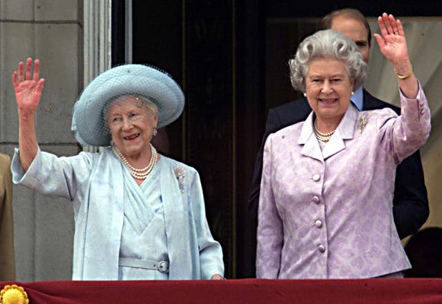 <p>Queen Elizabeth II alongside the Queen Mother on the balcony of Buckingham Palace in August 2000</p>