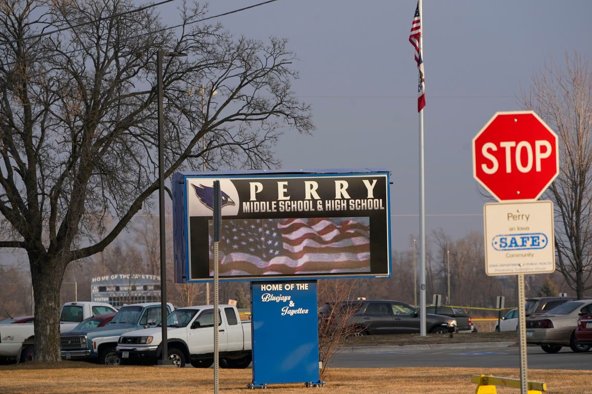 Iowa high school principal dies 10 days after shielding students from mass shooting