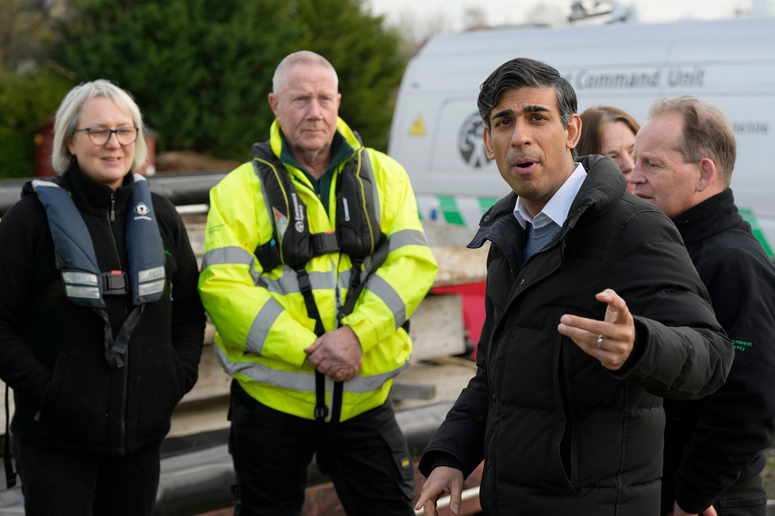 Prime Minister Rishi Sunak speaks to members of the Environment Agency as he looks at flood defences during a visit to Osney, Oxford