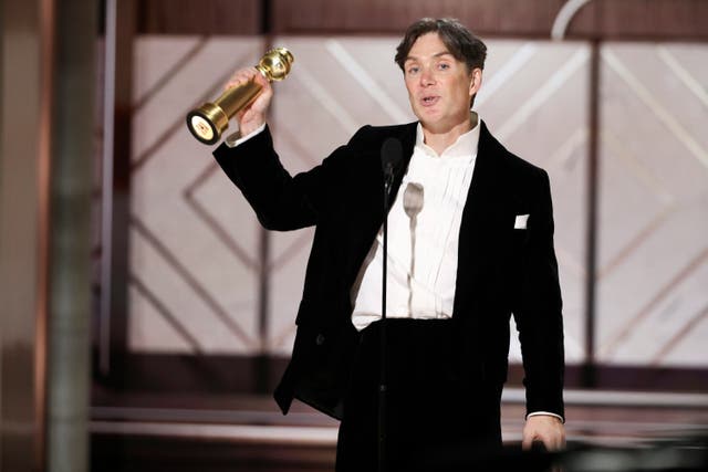 <p>Fans applaud Cillian Murphy accepting Golden Globe with wife’s lipstick on his nose</p>
