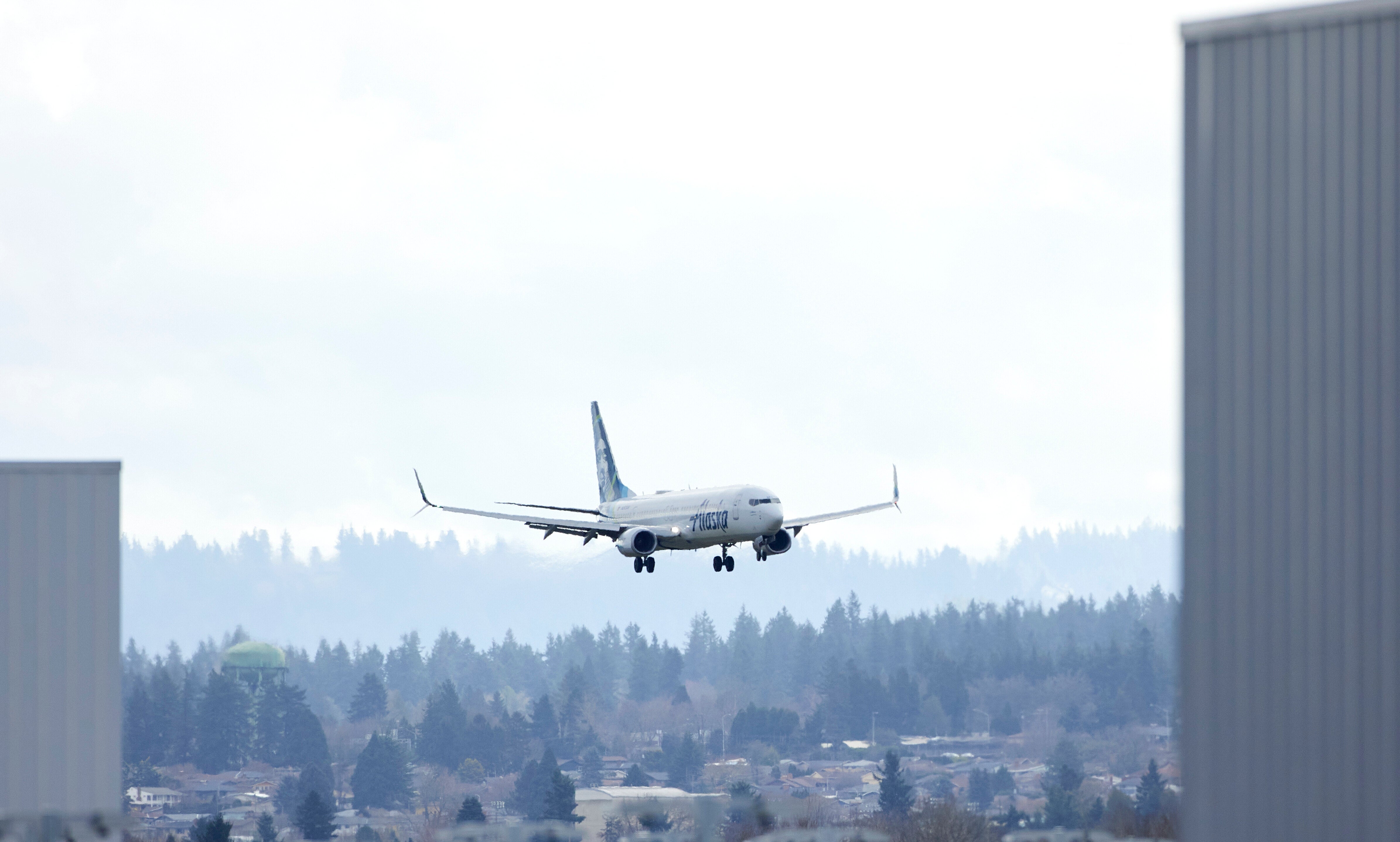 An Alaska Airlines Boeing 737-990ER flight 337 from Fort Lauderdale, Florida lands at Portland International Airport in Portland on 6 January