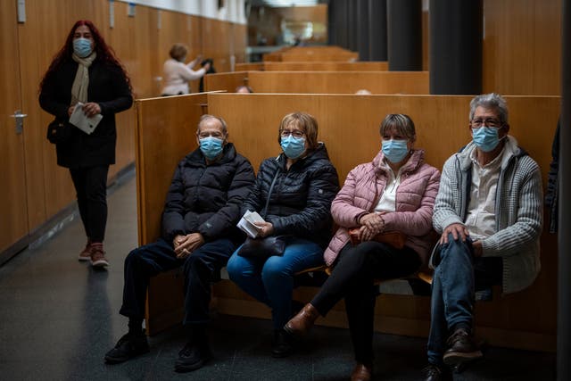 <p>Face masks will become mandatory in Spanish hospitals following a surge of respiratory illnesses </p>